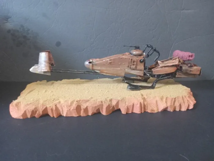 Desert Speeder — Post‑Apocalyptic Runner Display (1:12)