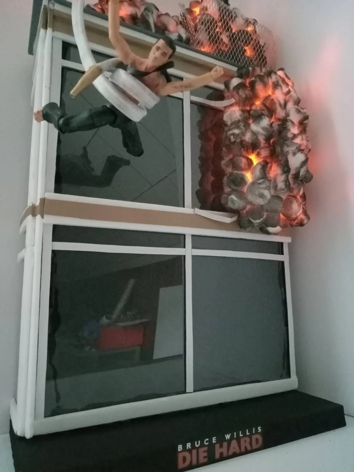 Die Hard Nakatomi Plaza Rooftop Jump Diorama 1:12 Scale Lights Up for 7 inch Figures thumbnail 4
