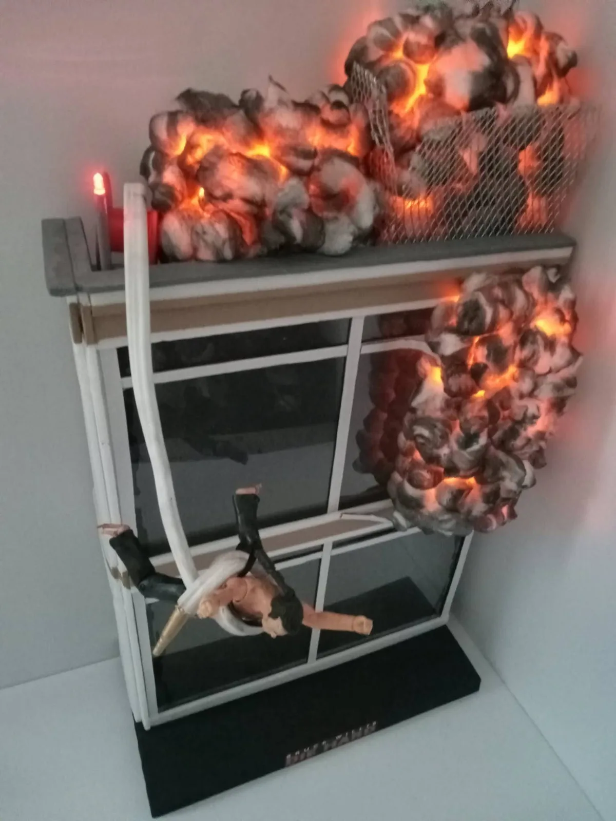 Die Hard Nakatomi Plaza Rooftop Jump Diorama 1:12 Scale Lights Up for 7 inch Figures thumbnail 5