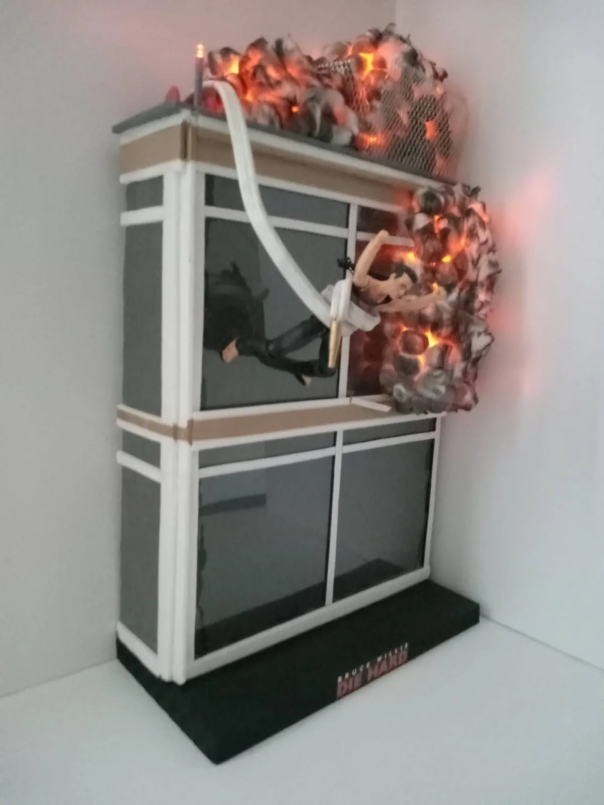 Die Hard Nakatomi Plaza Rooftop Jump Diorama 1:12 Scale Lights Up for 7 inch Figures thumbnail 6