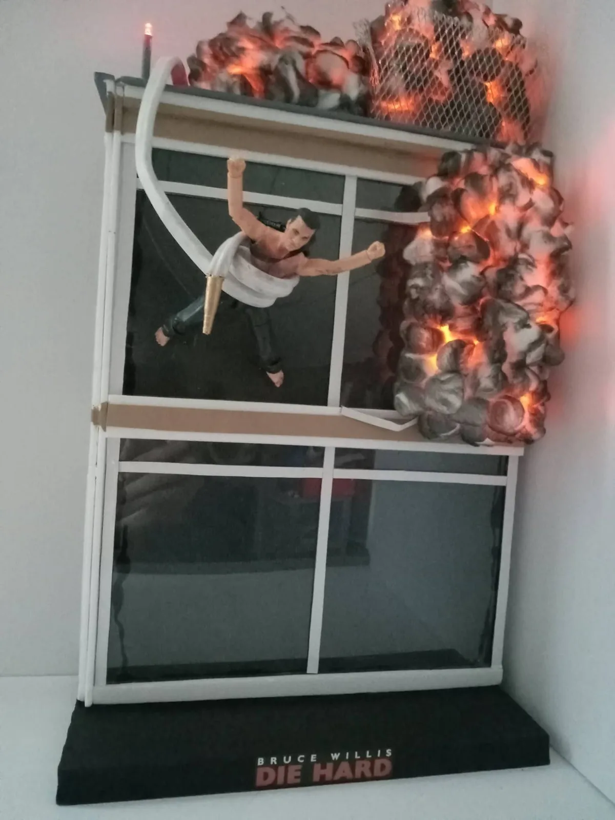 Die Hard Nakatomi Plaza Rooftop Jump Diorama 1:12 Scale Lights Up for 7 inch Figures thumbnail 7