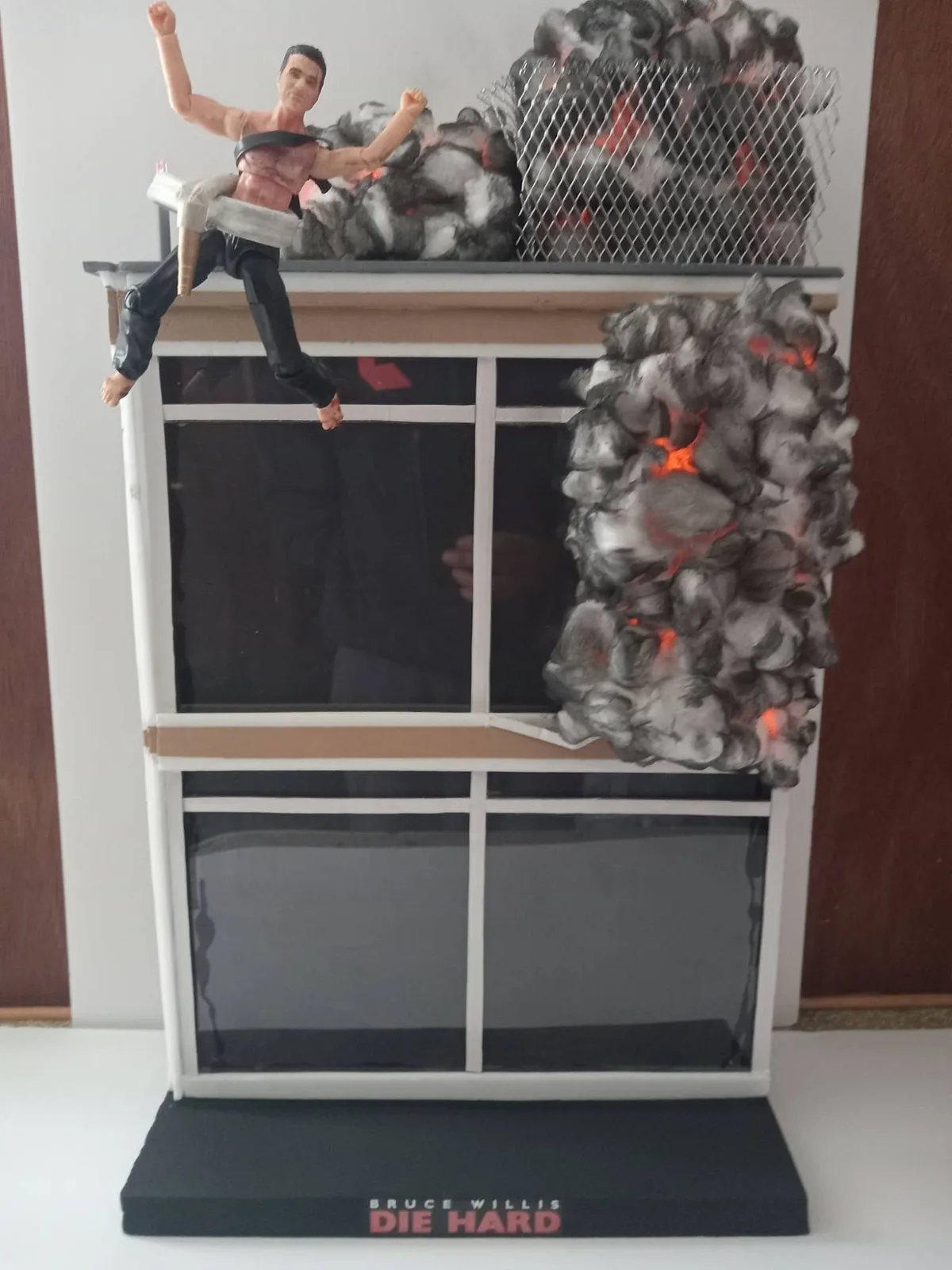 Die Hard Nakatomi Plaza Rooftop Jump Diorama 1:12 Scale Lights Up for 7 inch Figures thumbnail 8