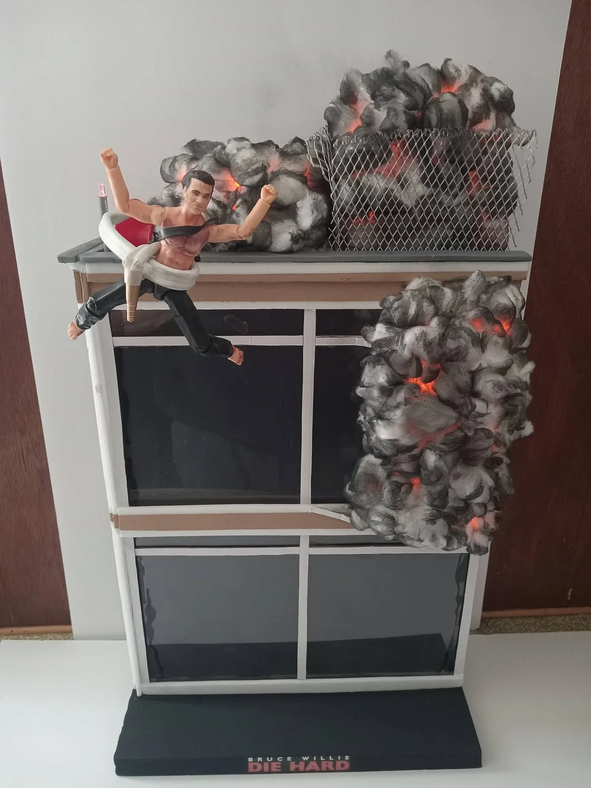 Die Hard Nakatomi Plaza Rooftop Jump Diorama 1:12 Scale Lights Up for 7 inch Figures thumbnail 9