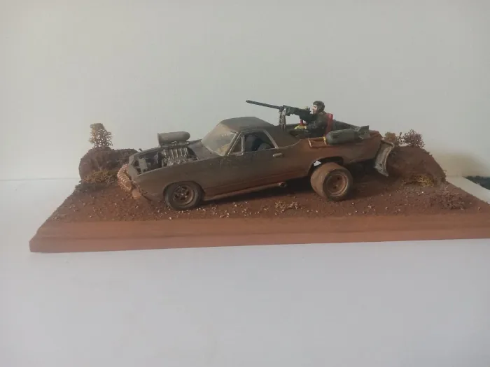 Mad Max / Road Warrior — Wasteland Vehicle Display (1:25)