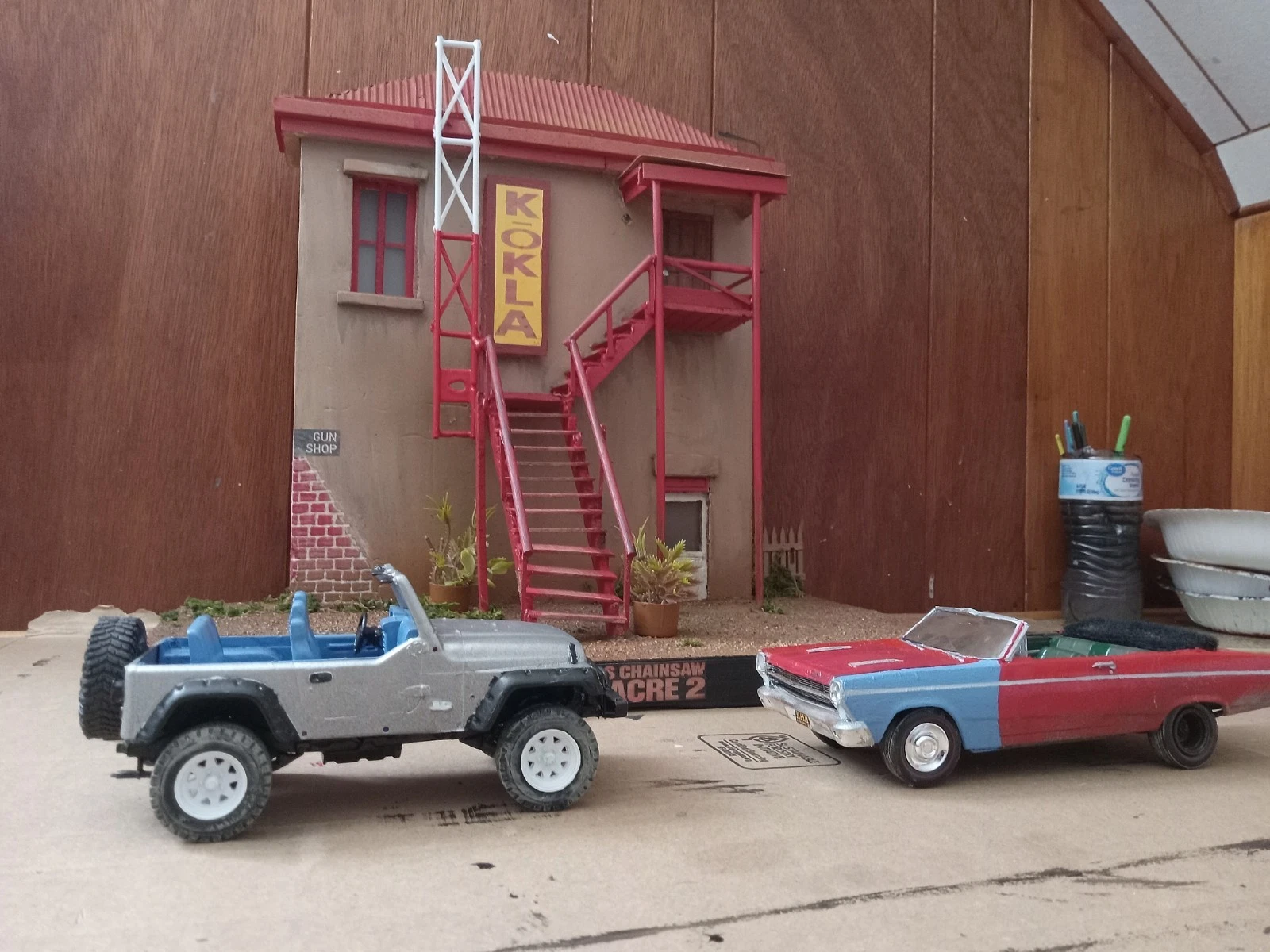 Texas Chainsaw Massacre 2 K-OKLA Radio Station Diorama 1:24 Scale Lights Up With 2 Cars thumbnail 13