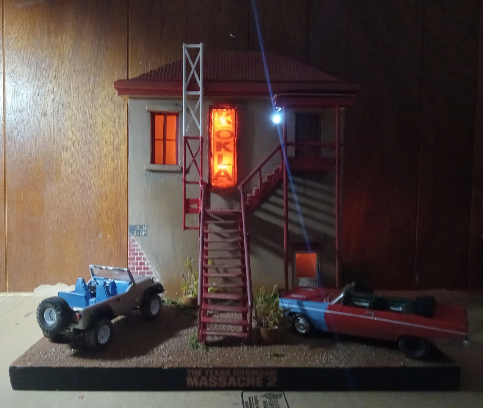 Texas Chainsaw Massacre 2 K-OKLA Radio Station Diorama 1:24 Scale Lights Up With 2 Cars thumbnail 5