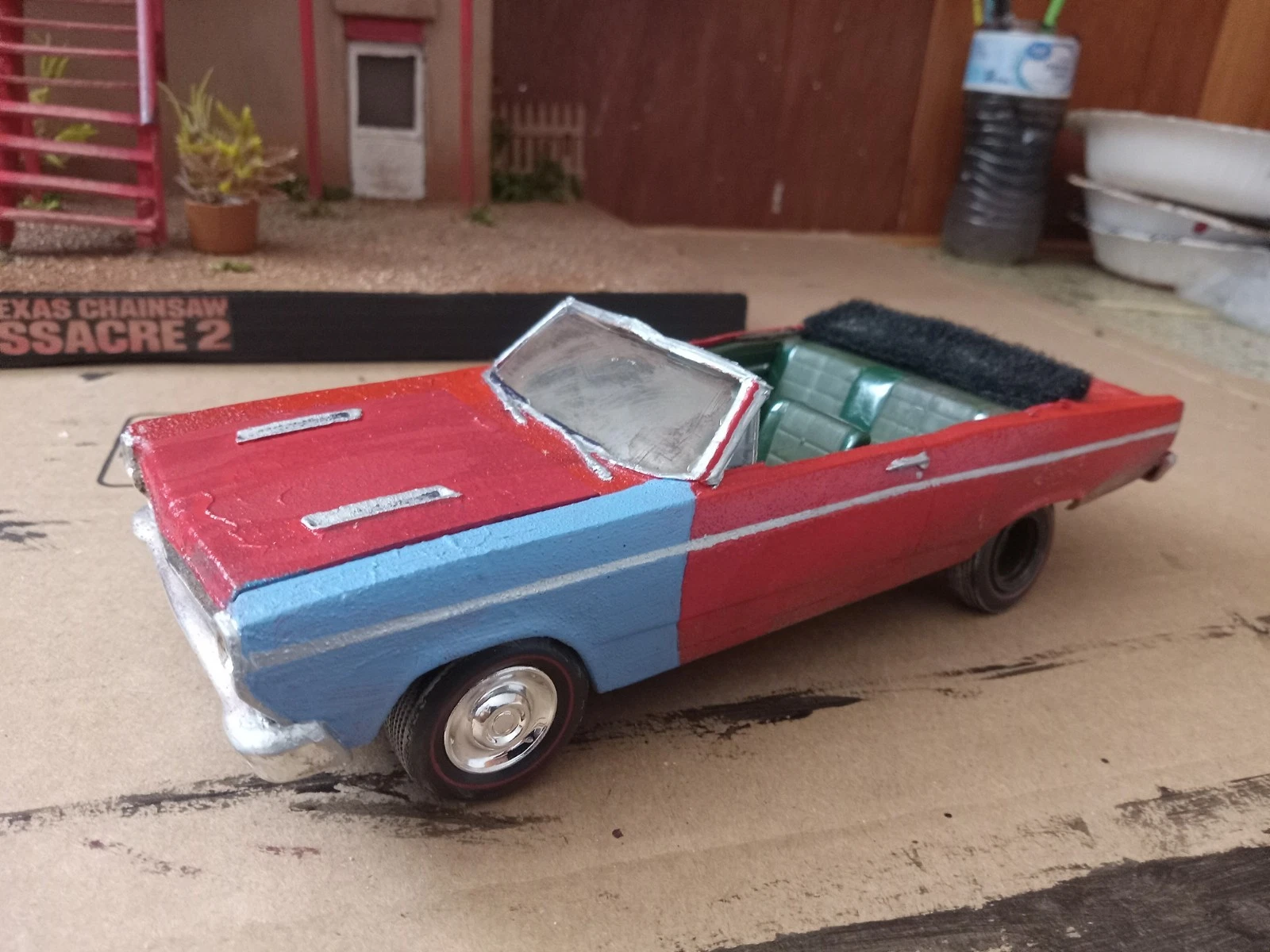 Texas Chainsaw Massacre 2 K-OKLA Radio Station Diorama 1:24 Scale Lights Up With 2 Cars thumbnail 10