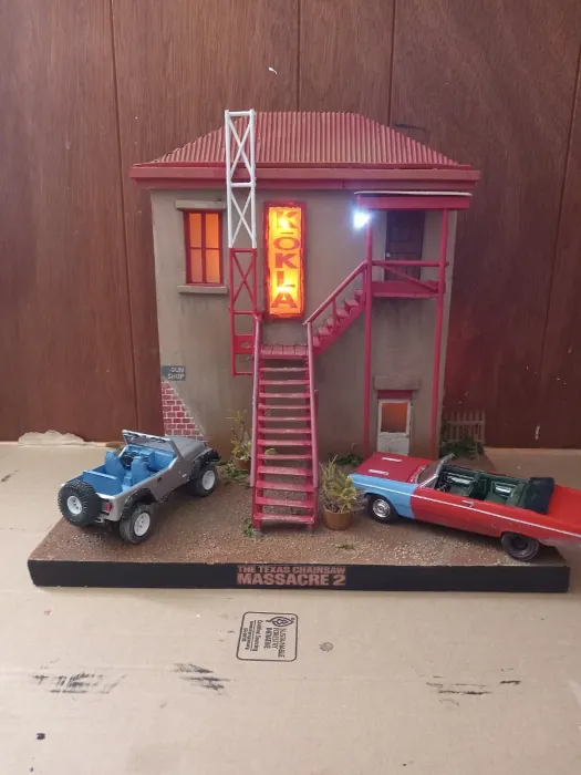 Texas Chainsaw Massacre 2 K-OKLA Radio Station Diorama 1:24 Scale Lights Up With 2 Cars