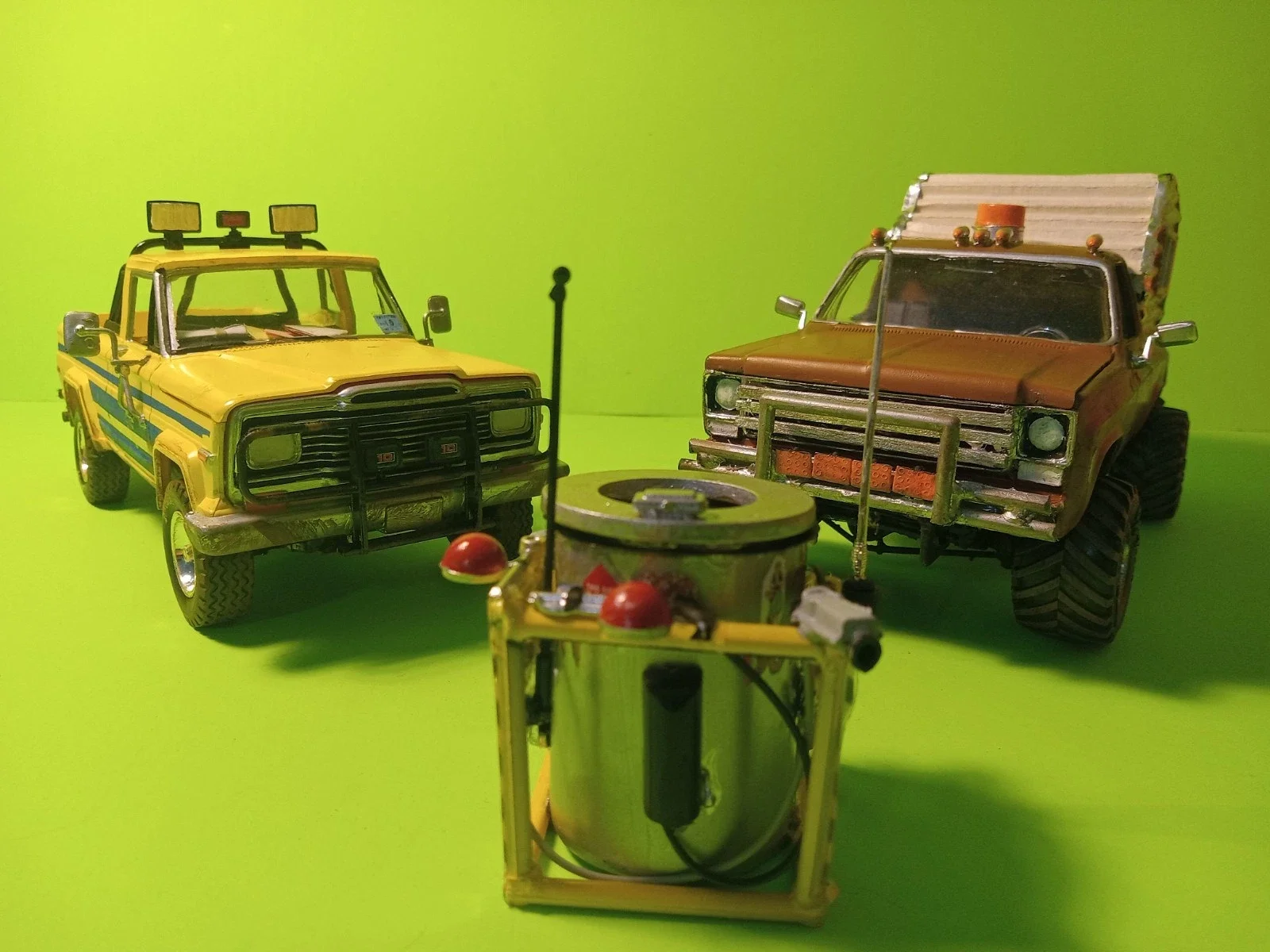 2 Custom 1:24 Scale Twister 1996 Movie Trucks. Revell. Jo's Yellow Jeep thumbnail 9