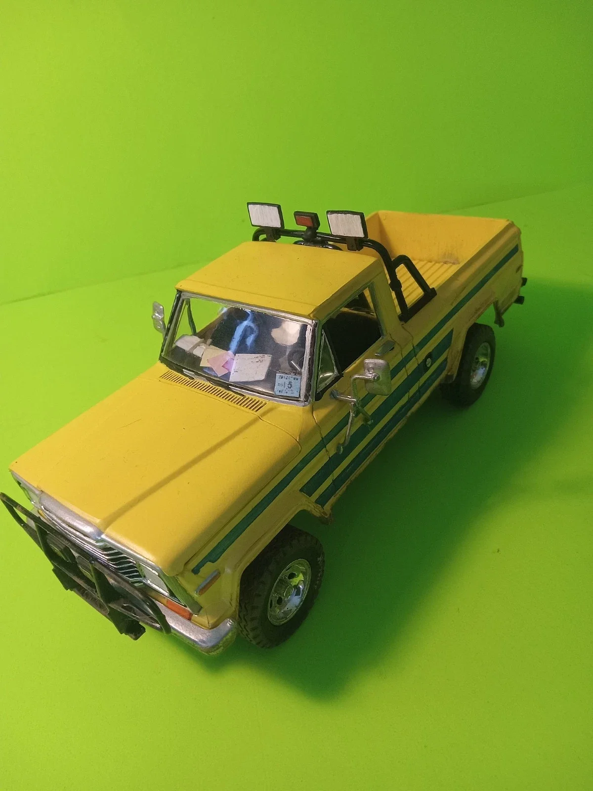 2 Custom 1:24 Scale Twister 1996 Movie Trucks. Revell. Jo's Yellow Jeep thumbnail 19