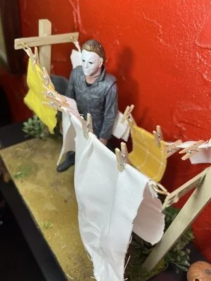 Photo left by the buyer of NECA Halloween 1978 Iconic Clothes Line Scene Display diorama