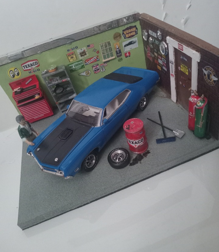 Vintage Garage — Workshop Display Diorama (1:24–1:25)